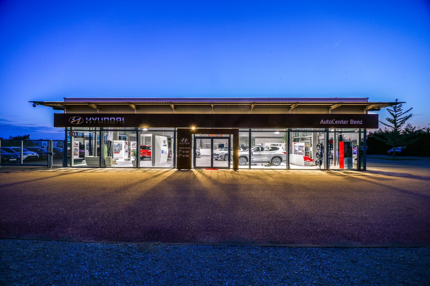 AutoCenter Benz Hyundai, Fassade bei Dämmerung