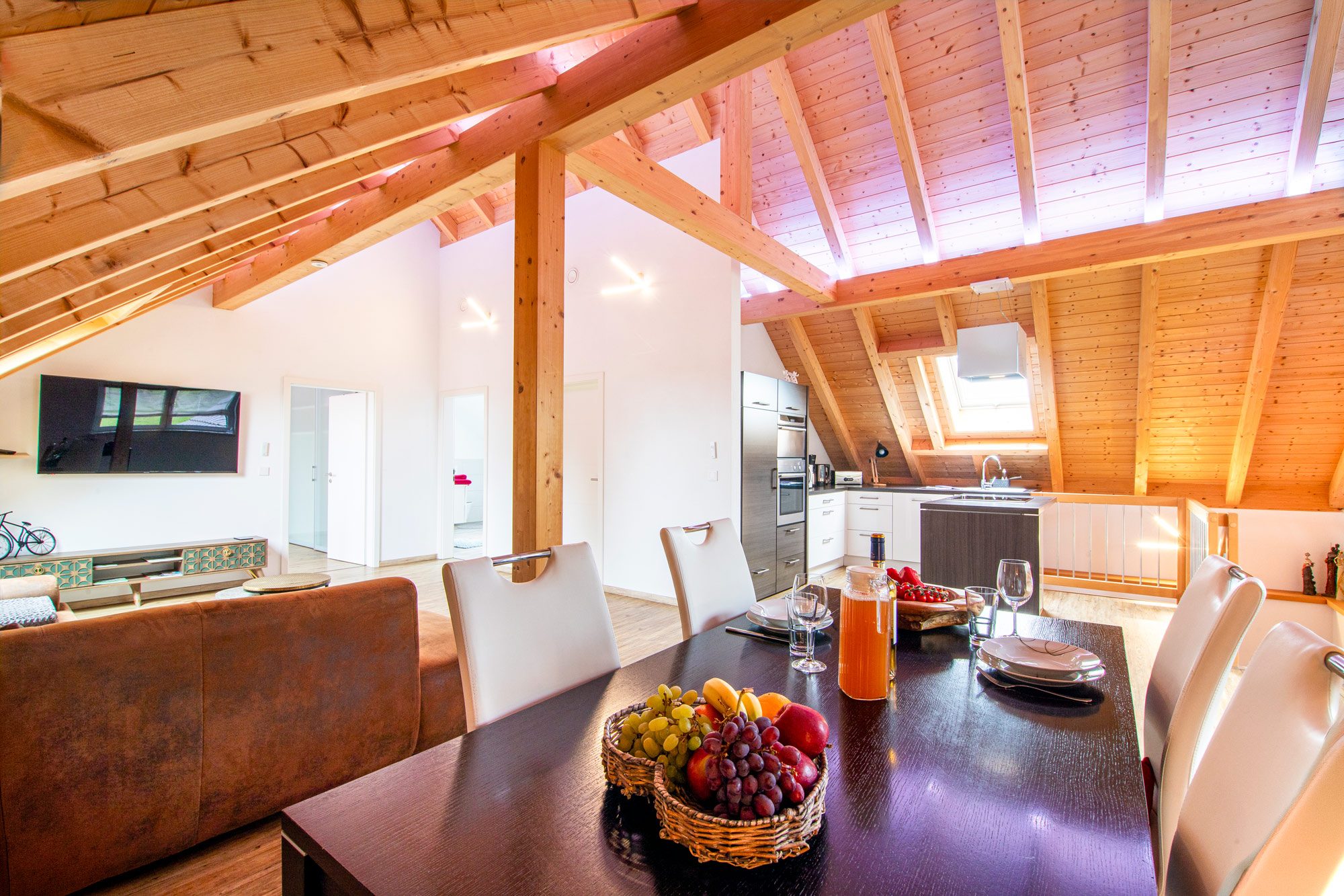 Offene Küche unter Dachschräge mit Holzbalken