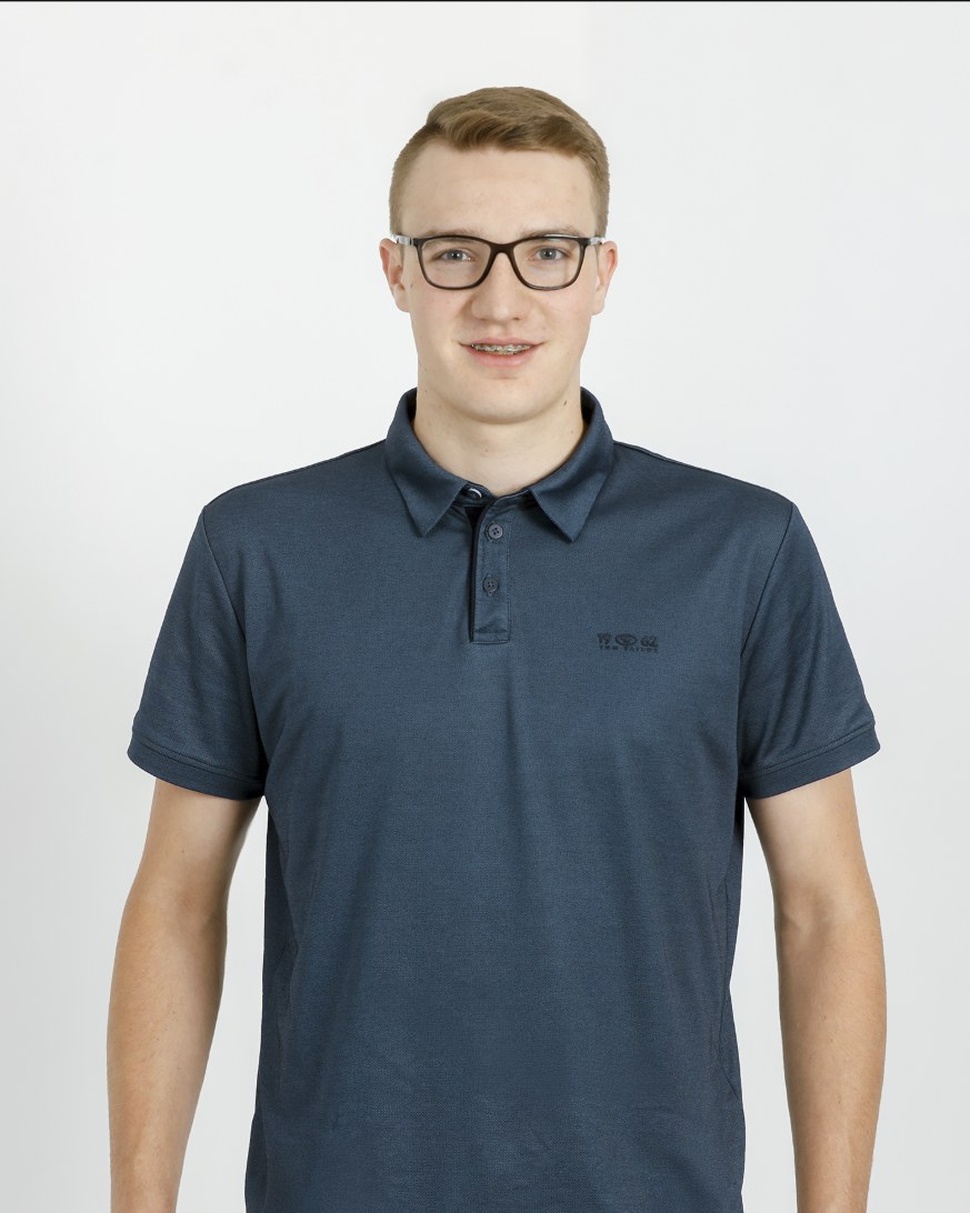 Bewerbungsfoto – junger Mann im Polo-Shirt, entspannte Ausstrahlung