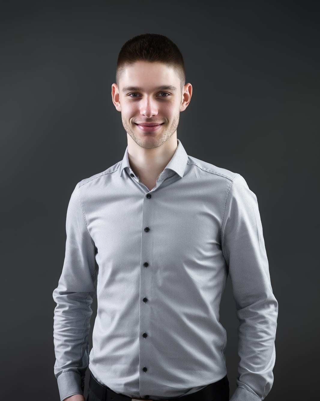 Bewerbungsfoto – junger Mann, Bürojob, heller Hintergrund
