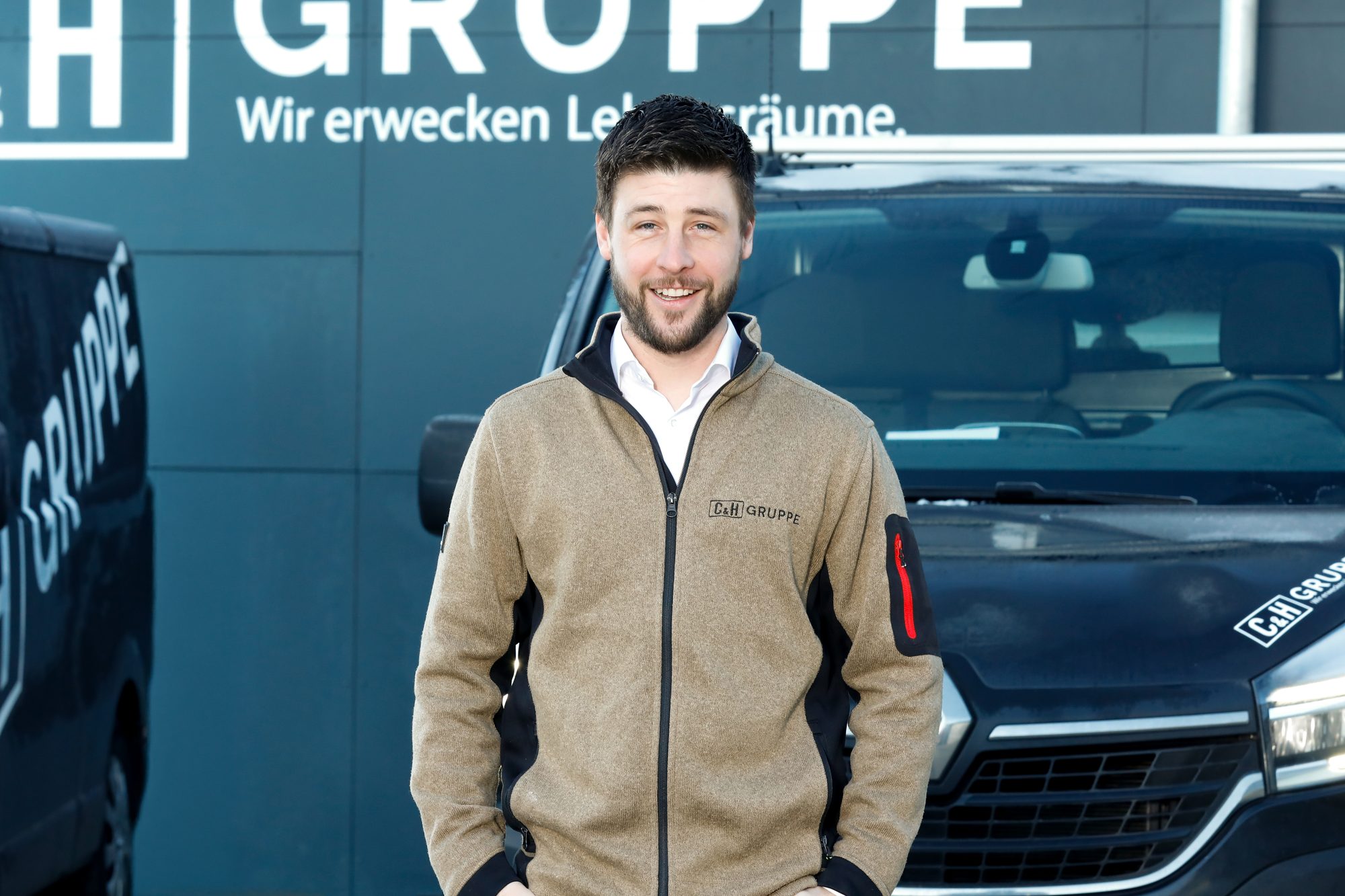 Business-Portrait vor Firmenfahrzeug