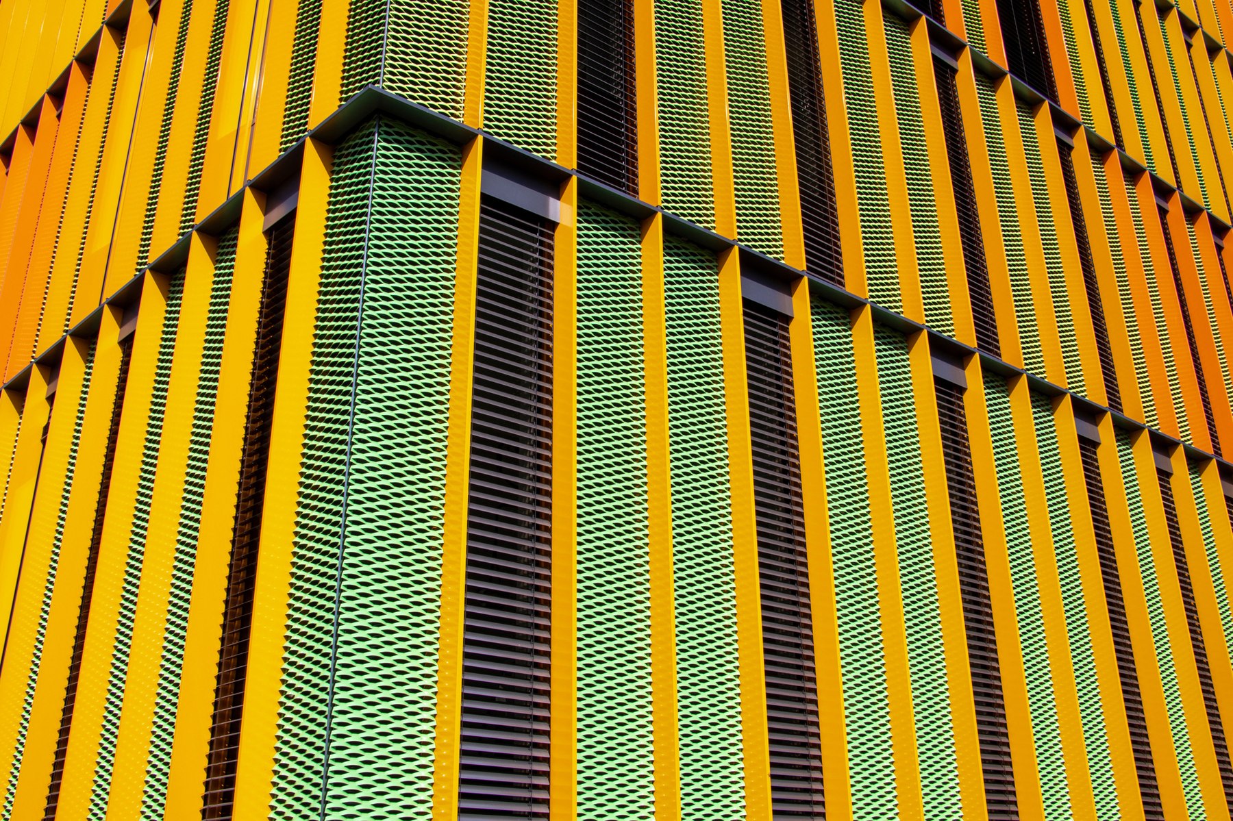 Fassadendetail, farbige Lamellen