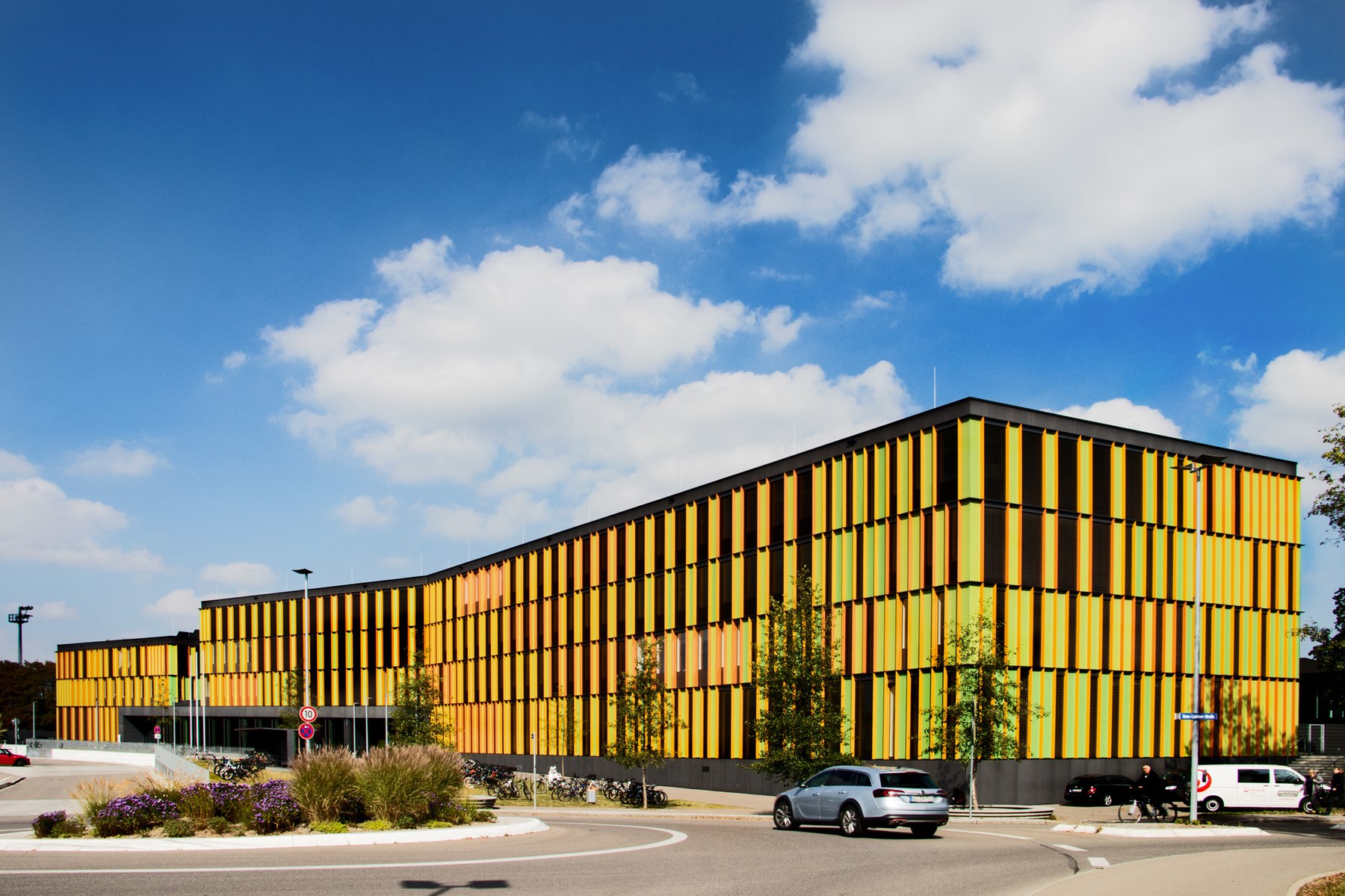 Fassade mit farbiger Lamellenverkleidung, Dollinger