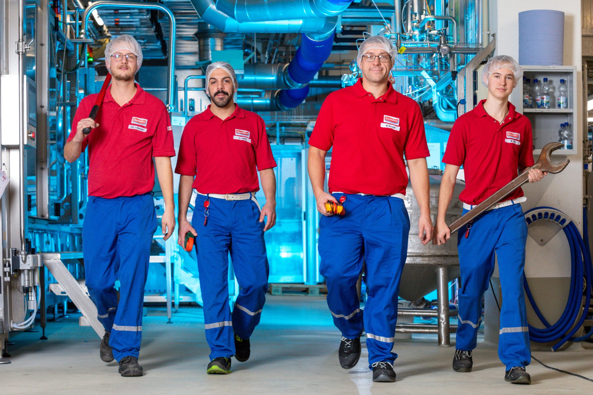 Recruiting-Team von Ehrmann GmbH geht dynamisch durch die Produktionshalle