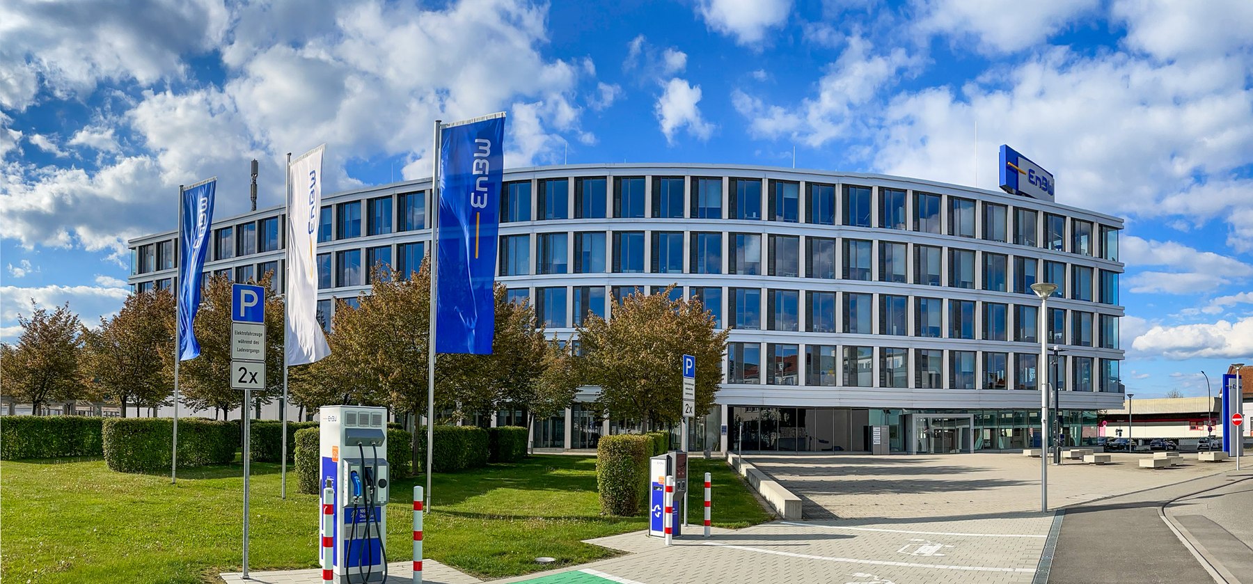 EnBW Biberach, Fassade mit Fahnen