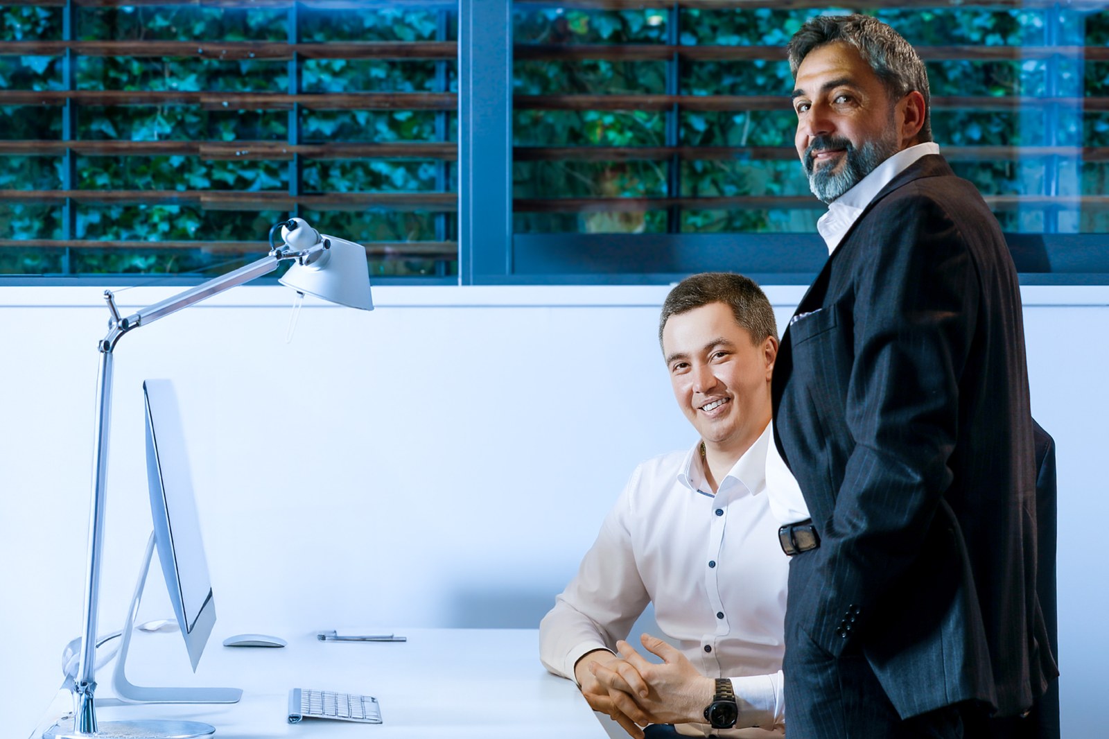 Business-Portrait – zwei Führungskräfte im Büro