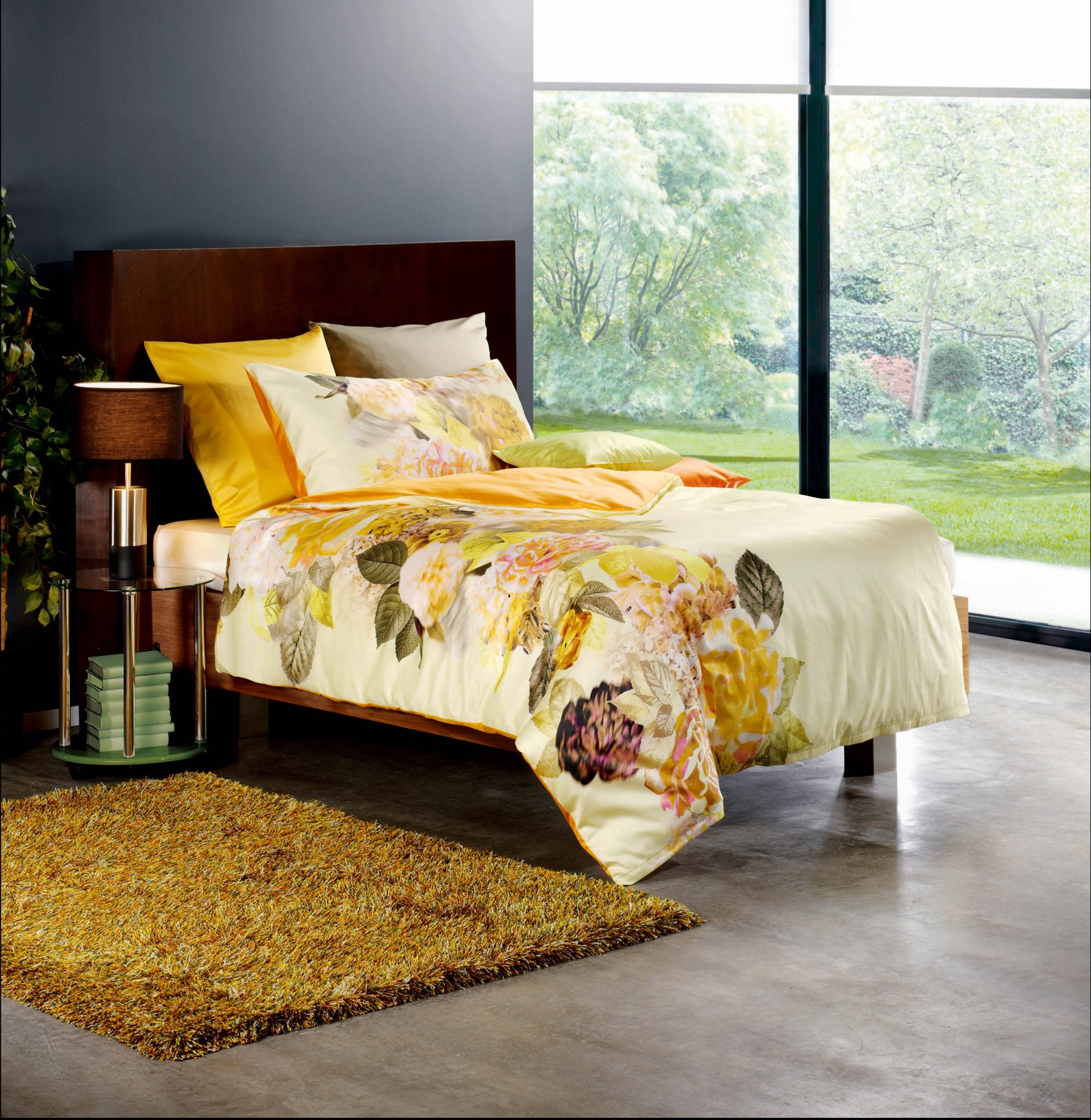 Lifestyle-Aufnahme Schlafzimmer mit Bettwäsche im gelben Blüten-Design