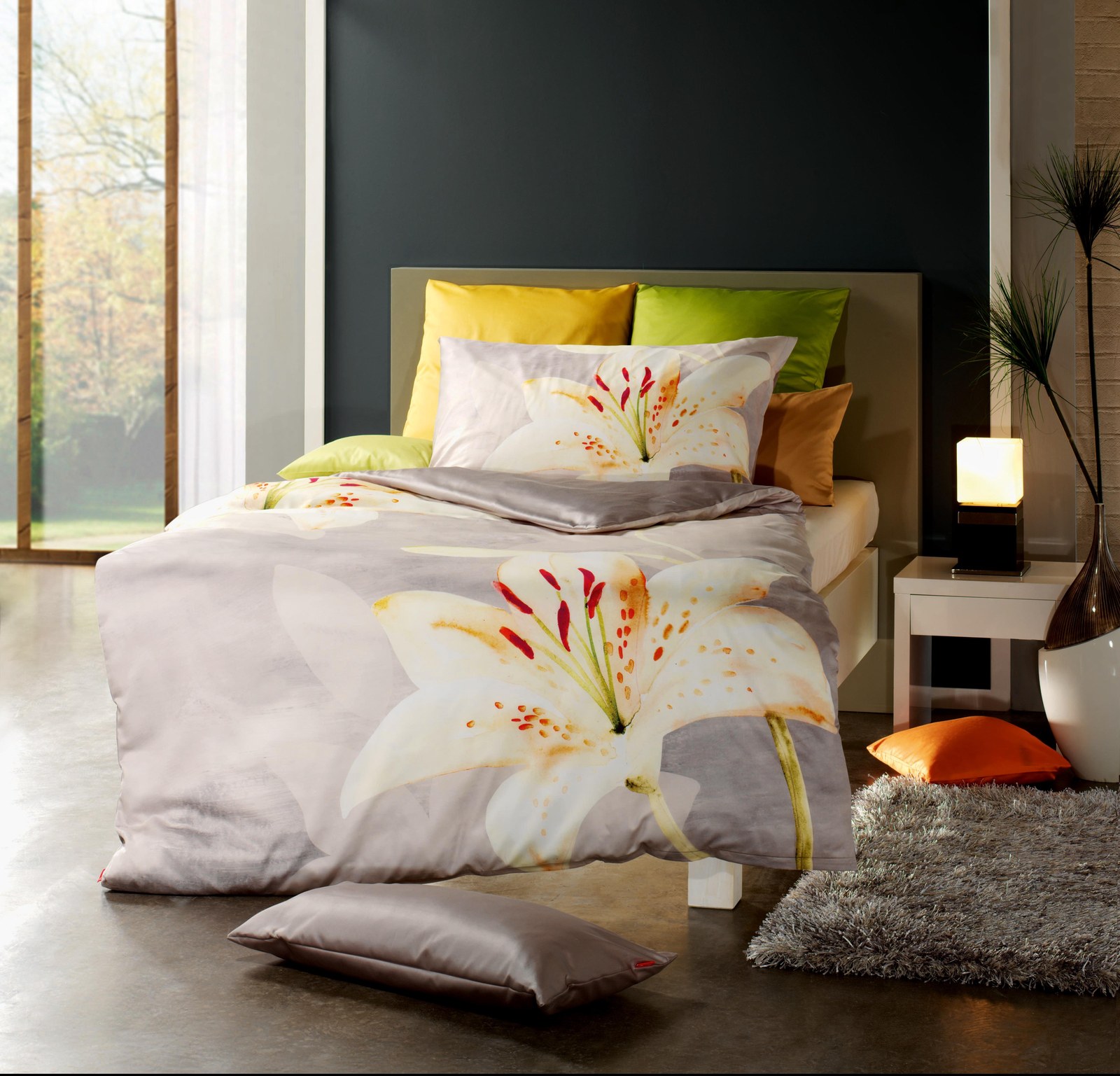 Lifestyle-Aufnahme Schlafzimmer mit Bettwäsche im Lilien-Design