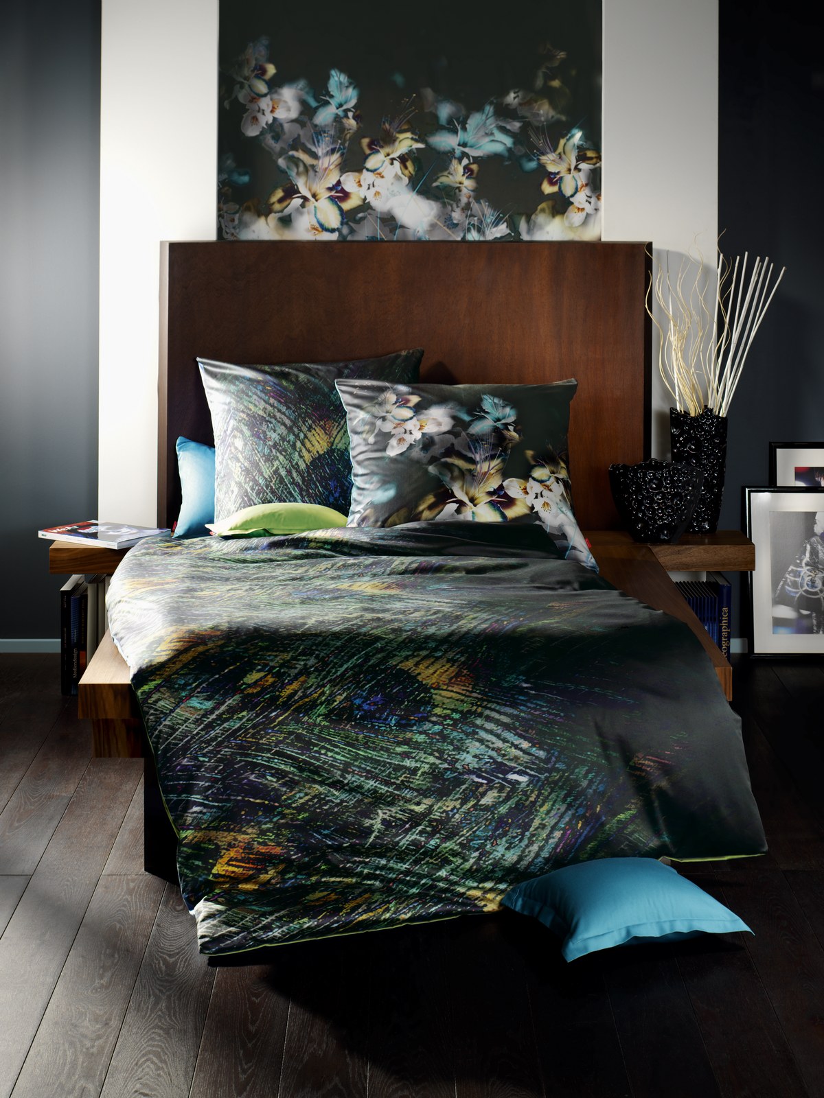 Lifestyle-Aufnahme Schlafzimmer mit Bettwäsche im dunklen Pfaumuster-Design