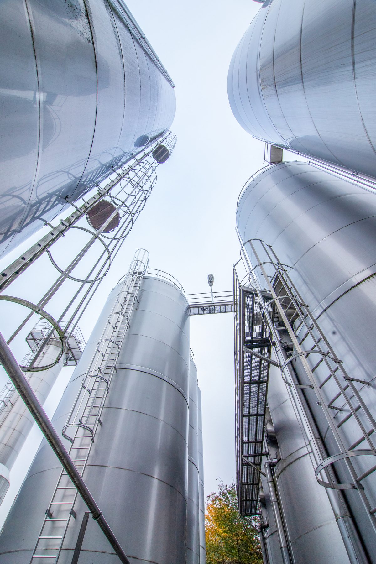 Silo-Cluster mit Verbindungssteg, grafische Komposition