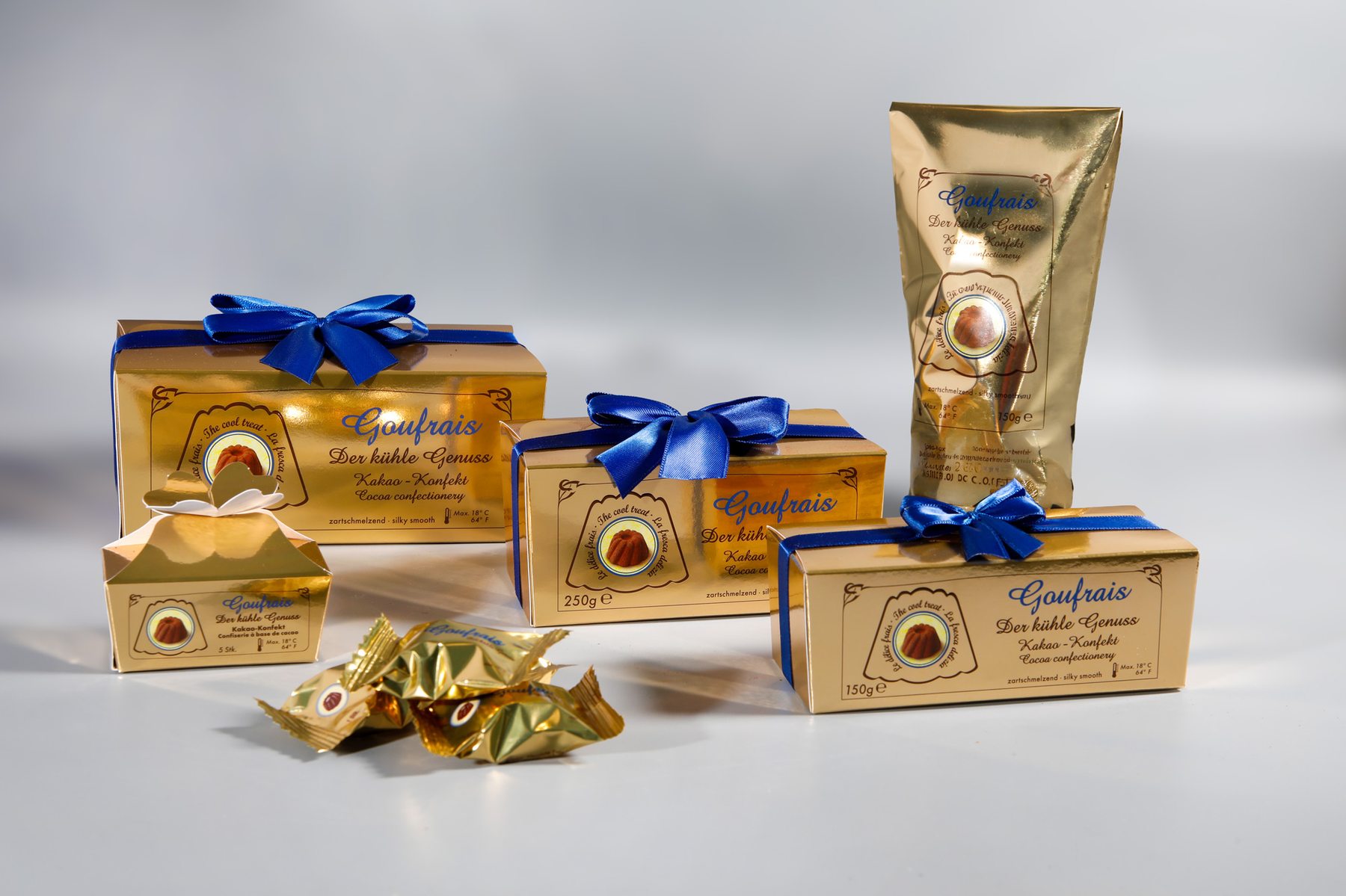 Goldene Konfektverpackung mit Schleife