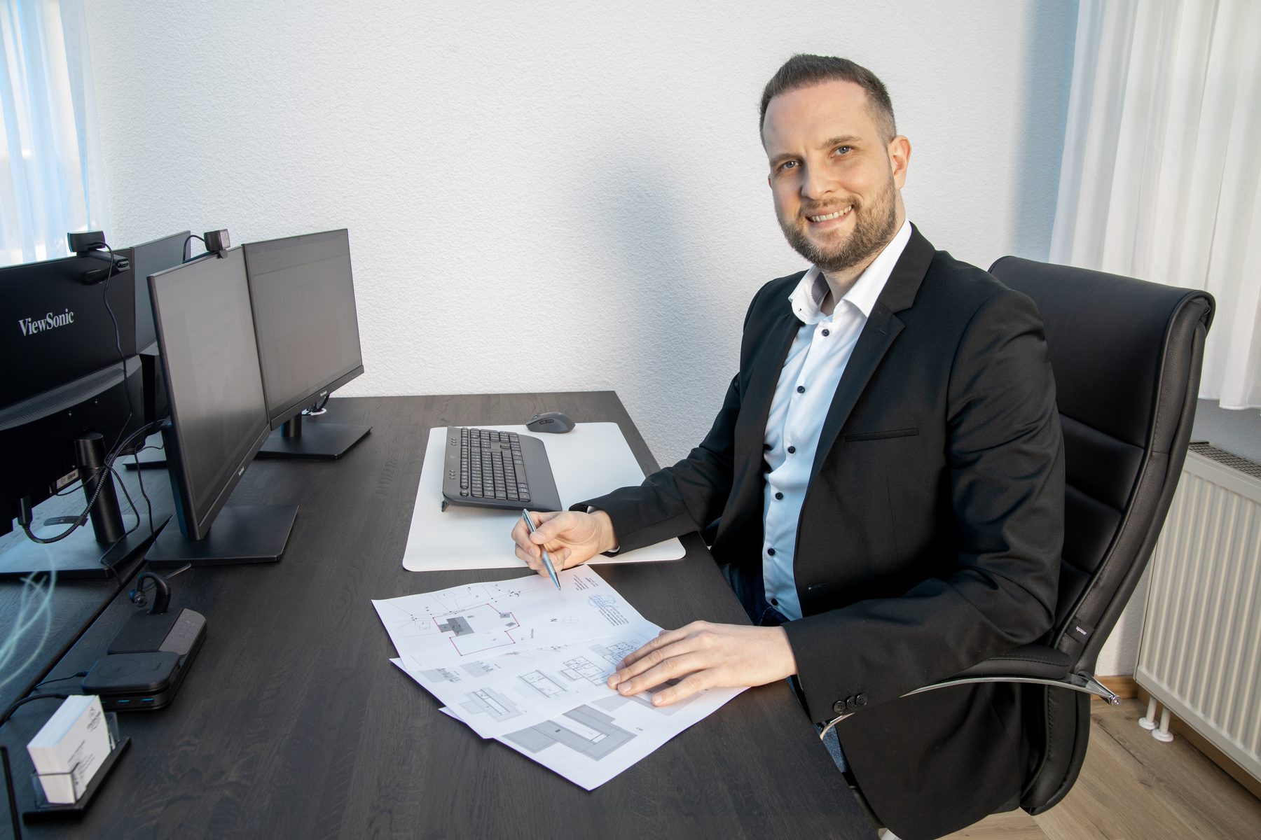 Business-Portrait am Schreibtisch im Büro
