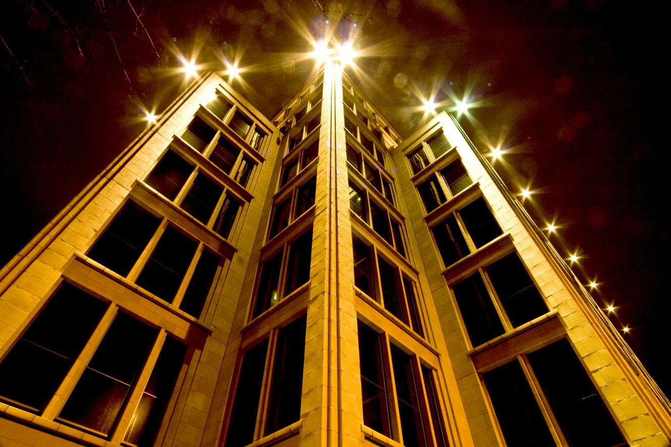 Verwaltungsgebäude bei Nacht, Erker in warmem Licht von unten fotografiert