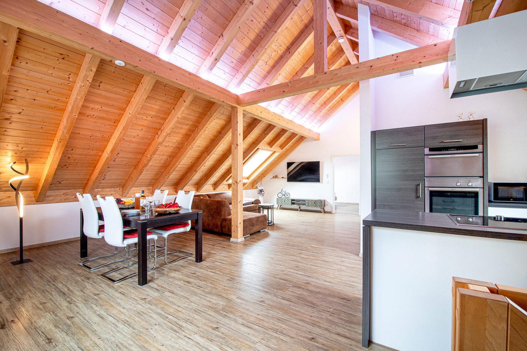 Dachstuhl aus Holz, offener Wohn-Essbereich
