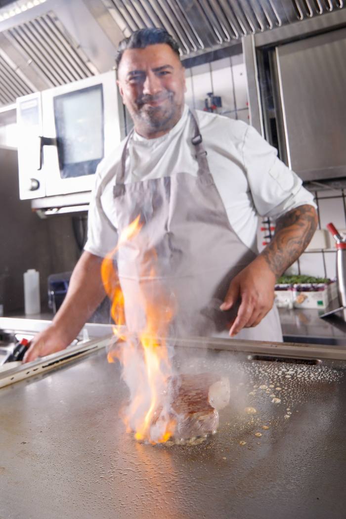 Koch beim Flambieren